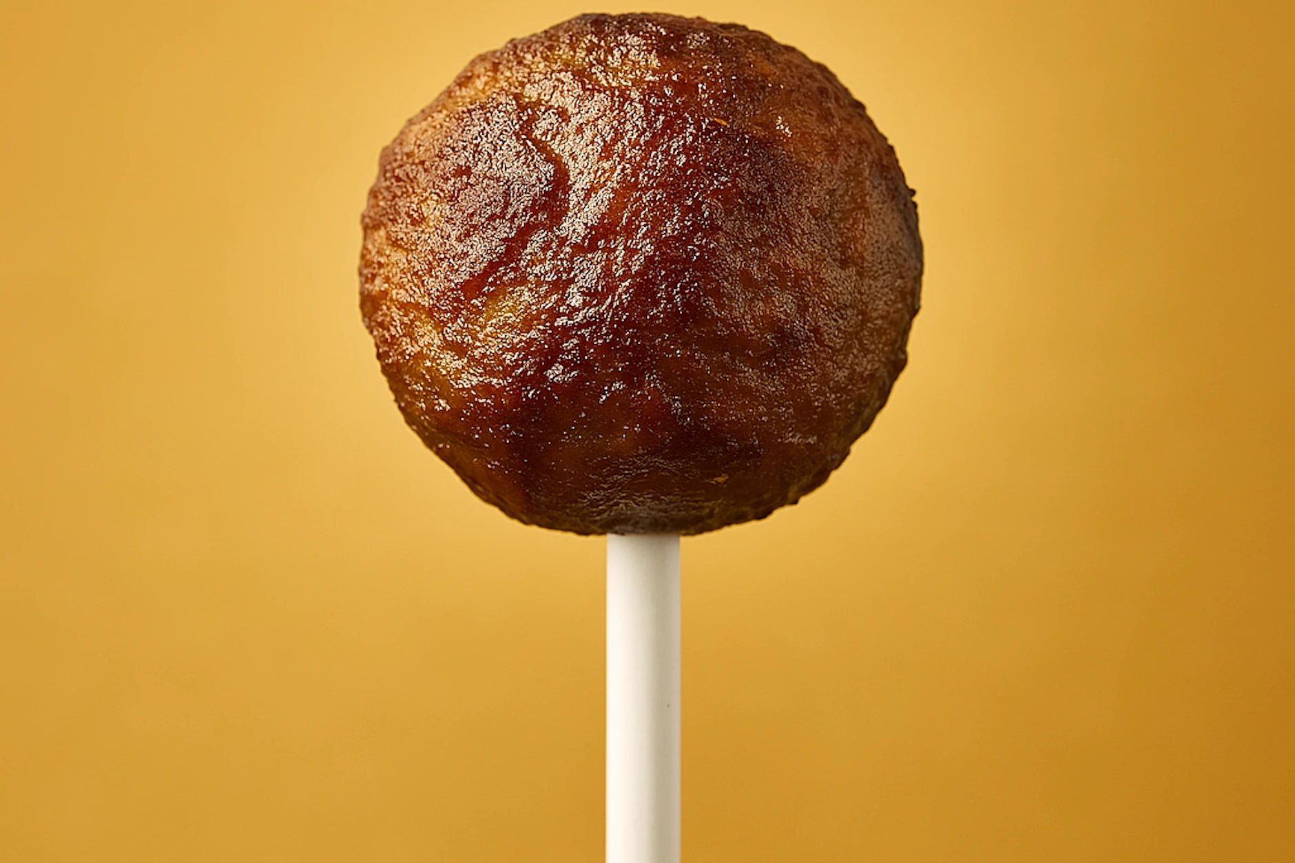 Ikea verteilt den Köttbullar-Lolli am Samstag in Berlin.