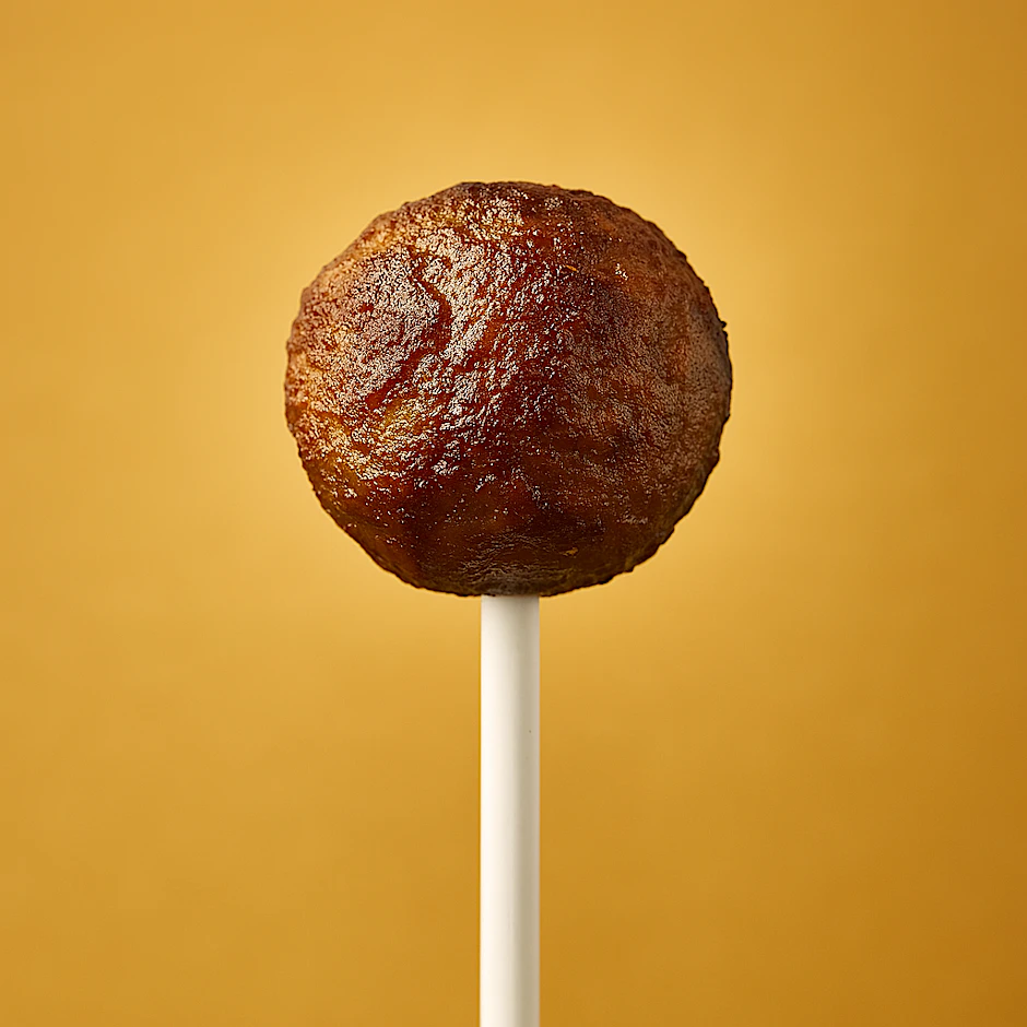 Ikea verteilt den Köttbullar-Lolli am Samstag in Berlin.