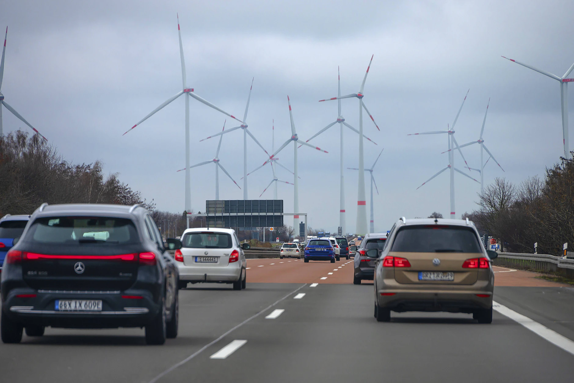Besonders in Ostdeutschland stehen viele Anlagen für erneuerbare Energien. Hier zum Beispiel an der A9 in Sachsen-Anhalt.