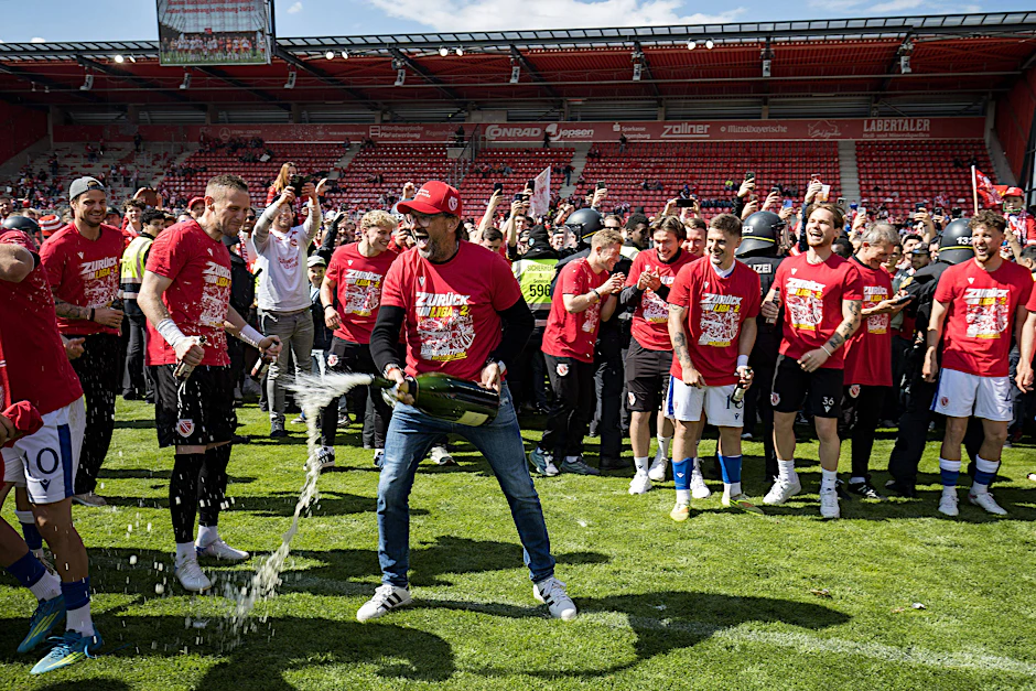 Energie Cottbus ist dabei: Coach Claus Dieter Wollitz und seine Mannschaft sind heiß auf die Zweite Liga.