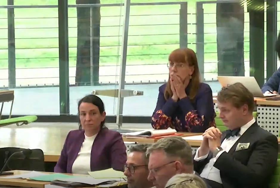 Nach der gemeinsamen Abstimmung mit der AfD war der ehemaligen sächsischen Justizministerin Katja Meier (Grüne) das Entsetzen ins Gesicht geschrieben.