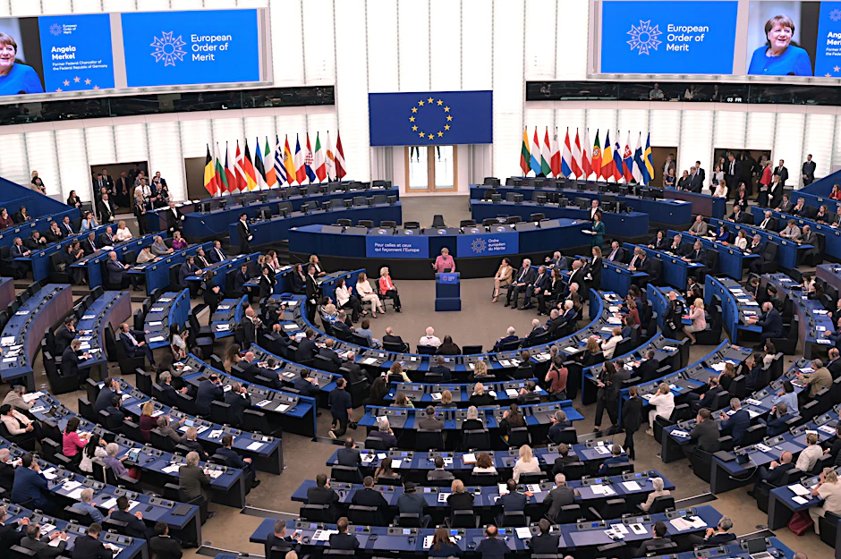Altkanzlerin Angela Merkel wurde im EU-Parlament mit dem Europäischen Verdienstorden ausgezeichnet.