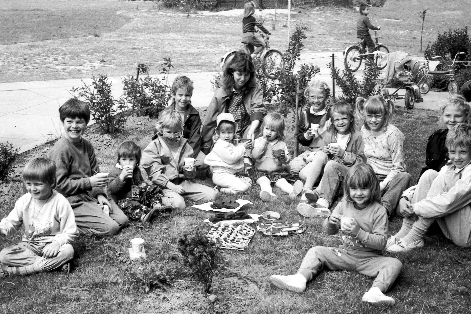 Eine Hausgemeinschaft feiert 1989 den Kindertag, aufgenommen am 1. Juni 1989 in Rostock-Dierkow.