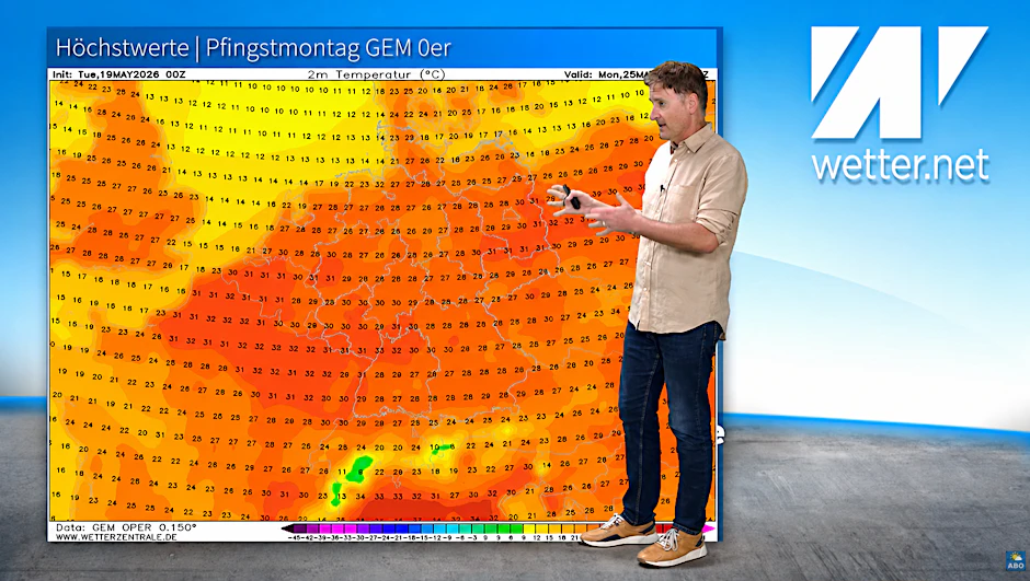 Dominik Jung von wetter.net steht vor einer Wetterkarte des kanadischen Wettermodells für Pfingstmontag. Mit Temperaturen von bis 33 Grad in Rheinland‑Pfalz und Baden‑Württemberg. 