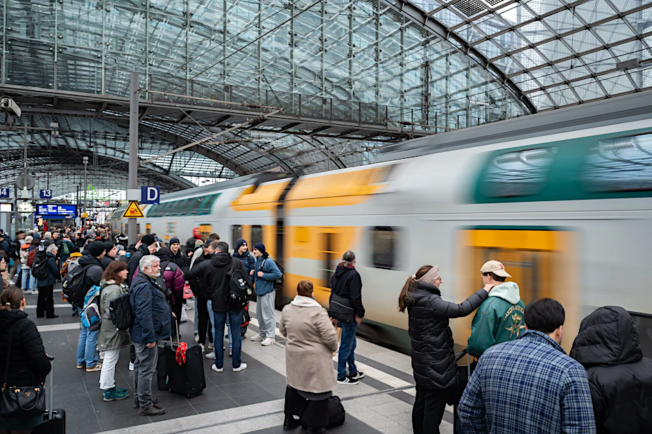 Stark genutzte Strecke: Auf der Regionalexpresslinie RE1 fährt ein Zug der Ostdeutschen Eisenbahn im Berliner Hauptbahnhof ein.