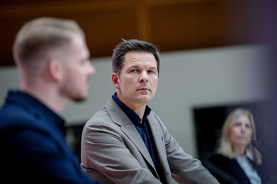 SPD-Generalsekretär Tim Klüssendorf und der Berliner SPD-Landesvorsitzende Steffen Krach (r.) bei einer Pressekonferenz im Willy-Brandt-Haus. Der SPD-Parteivorstand unterstützt den Mietendeckel.