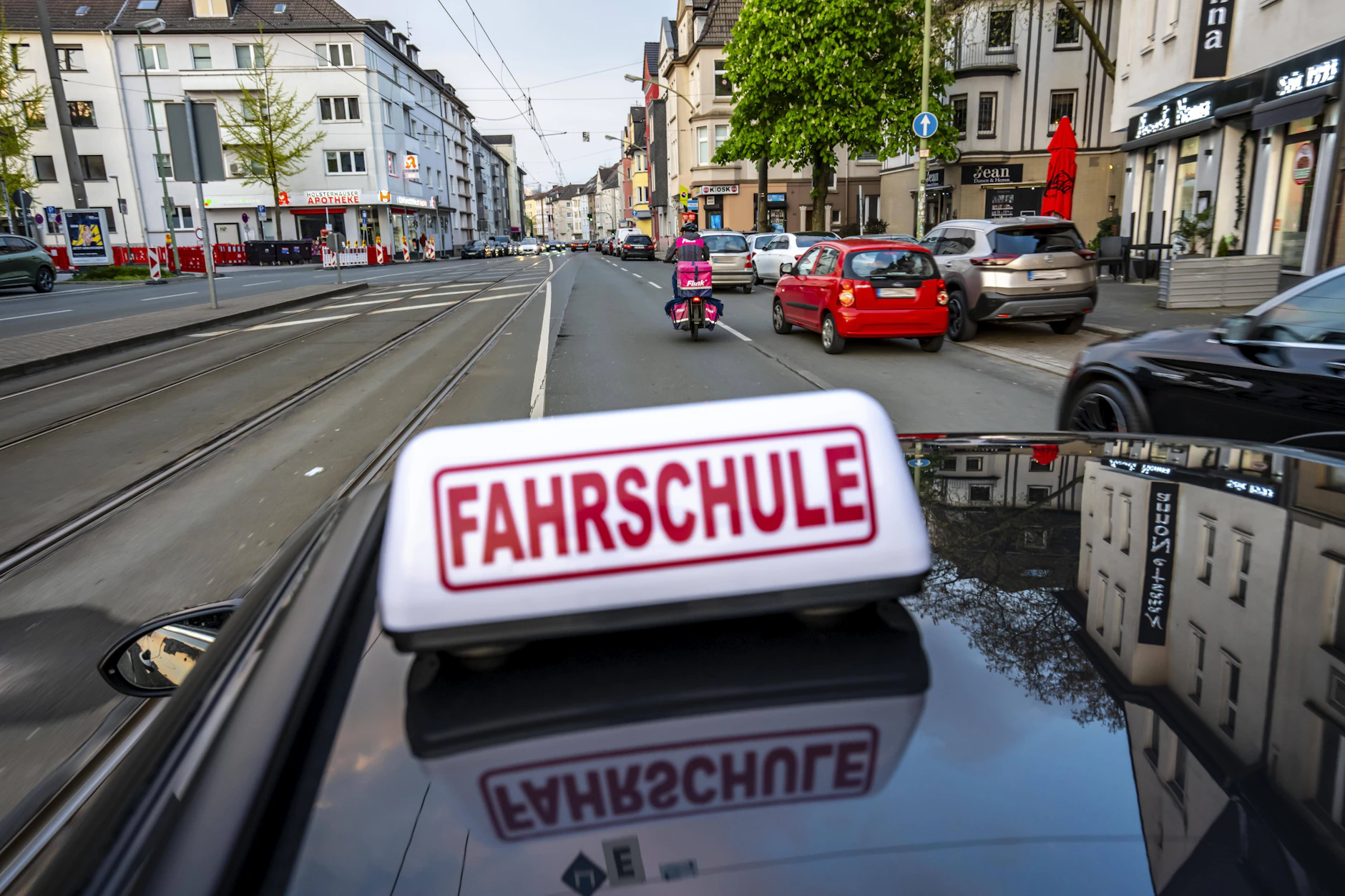 Hat man die <a href="https://www.berliner-kurier.de/berlin/brandenburg/unfall-fahrschule-ueberkraemer-unfallursache-li.10036509">Fahrschule Jump mit einem Strohmann-System beerdigt?</a> (Symbolbild)