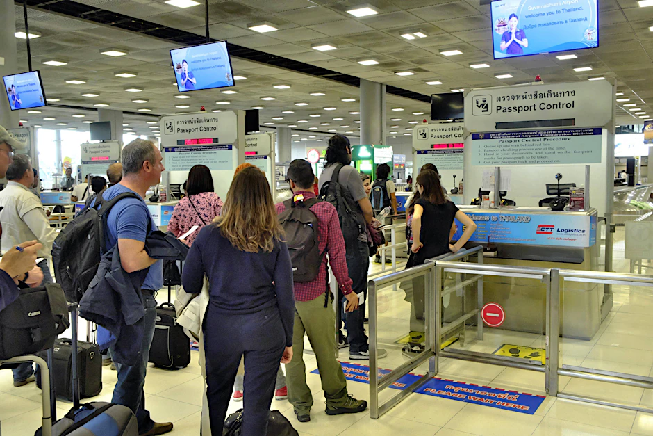 Reisende warten am Flughafen in Bangkok an der Passkontrolle: Thailand verkürzt die visumfreie Einreise für viele Touristen.