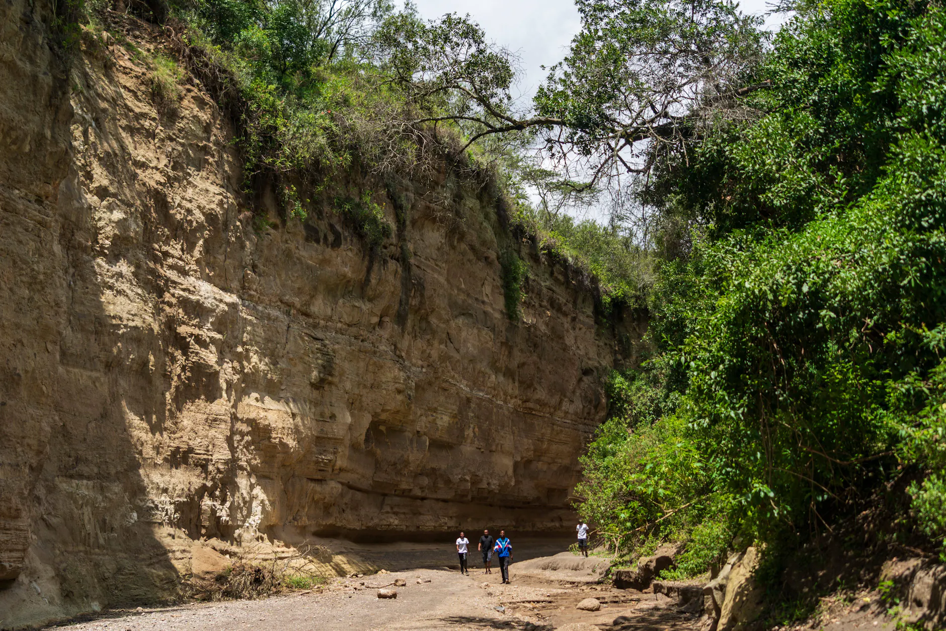 Der Hell’s Gate Nationalpark liegt im „Großen Afrikanischen Grabenbruch“ in Kenia – einem der größten Grabenbruchsysteme der Erde, auch bekannt als „Narbe der Erde“.