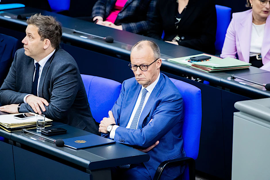 Lars Klingbeil (SPD, l), Bundesminister der Finanzen.