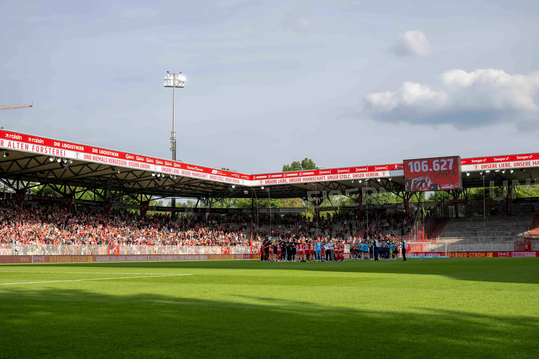 Im letzten Heimspiel der Bundesliga schraubten die Frauen des 1. FC Union Berlin ihre Gesamtzuschauerzahl in einen sechsstelligen Bereich.
