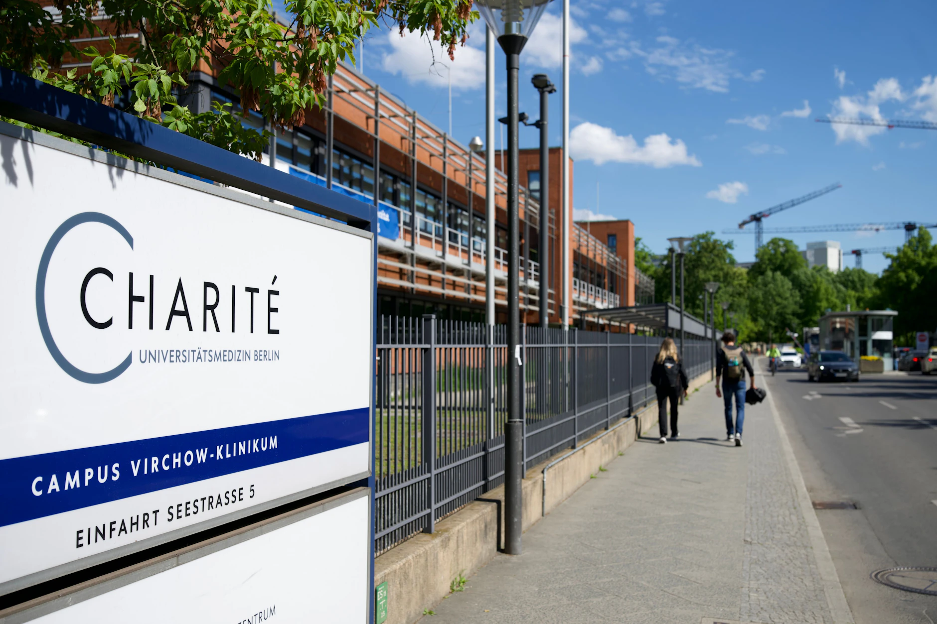 Ein US-amerikanischer Arzt, der sich in der DR Kongo mit dem Ebola-Virus infiziert hat, soll in der Berliner Charité behandelt werden.