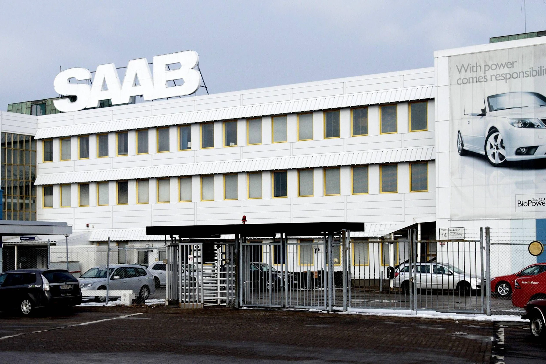 Das Saab-Werk in Trollhättan – hier begann 1949 die Serienproduktion, jetzt verlassen die letzten Fahrzeuge das Gelände für immer.