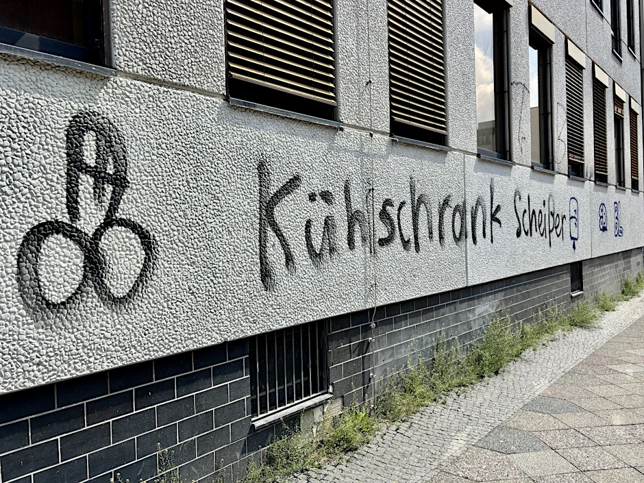 Illustrierter Schriftzug an einer Kreuzberger Hauswand