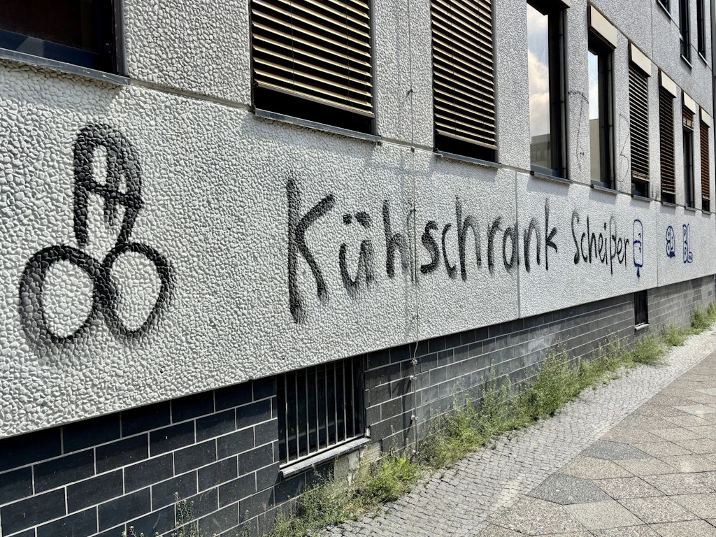Ich fühle mich mitgemeint, aber was bitte ist ein „Kühlschrankscheißer“?