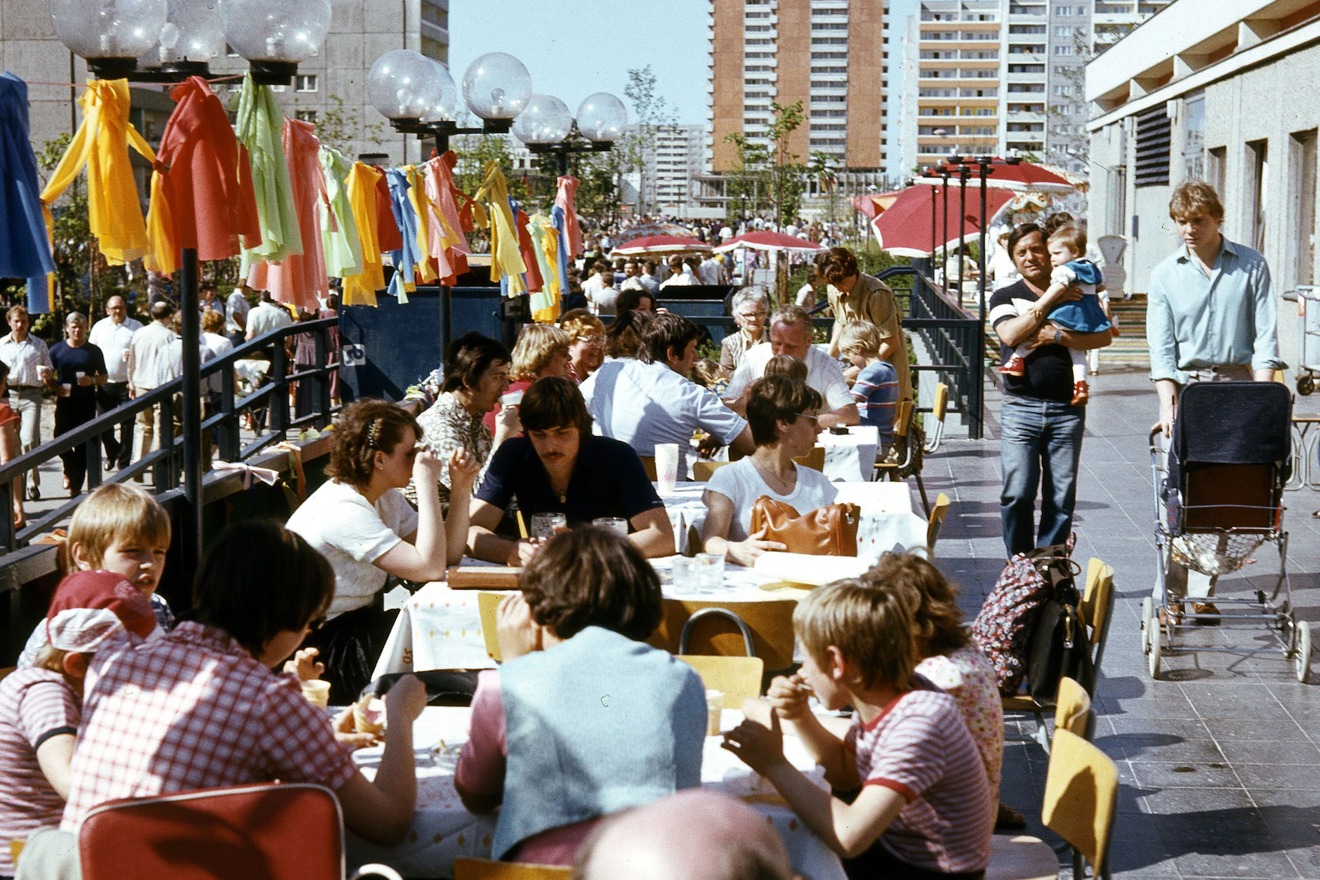 Zum Kindertag am 1. Juni 1984 vergnügen sich viele Familien auf der bunt geschmückten Terrasse der HO-Gaststätte „Biesdorfer Kreuz“ im Neubauviertel an der Marchwitzastraße in Berlin-Marzahn.