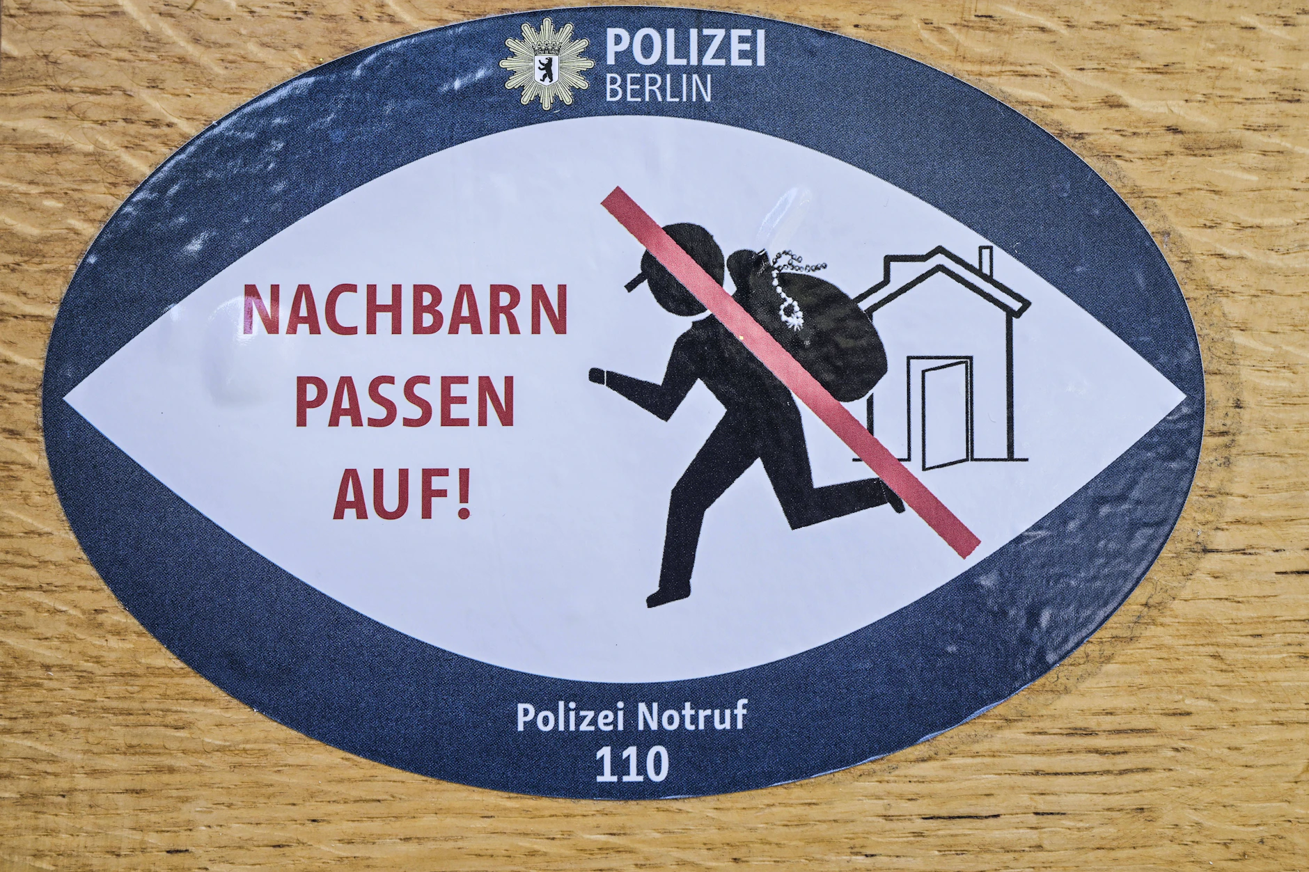 Solche Schilder können Kriminelle verunsichern und Aufmerksamkeit schaffen.