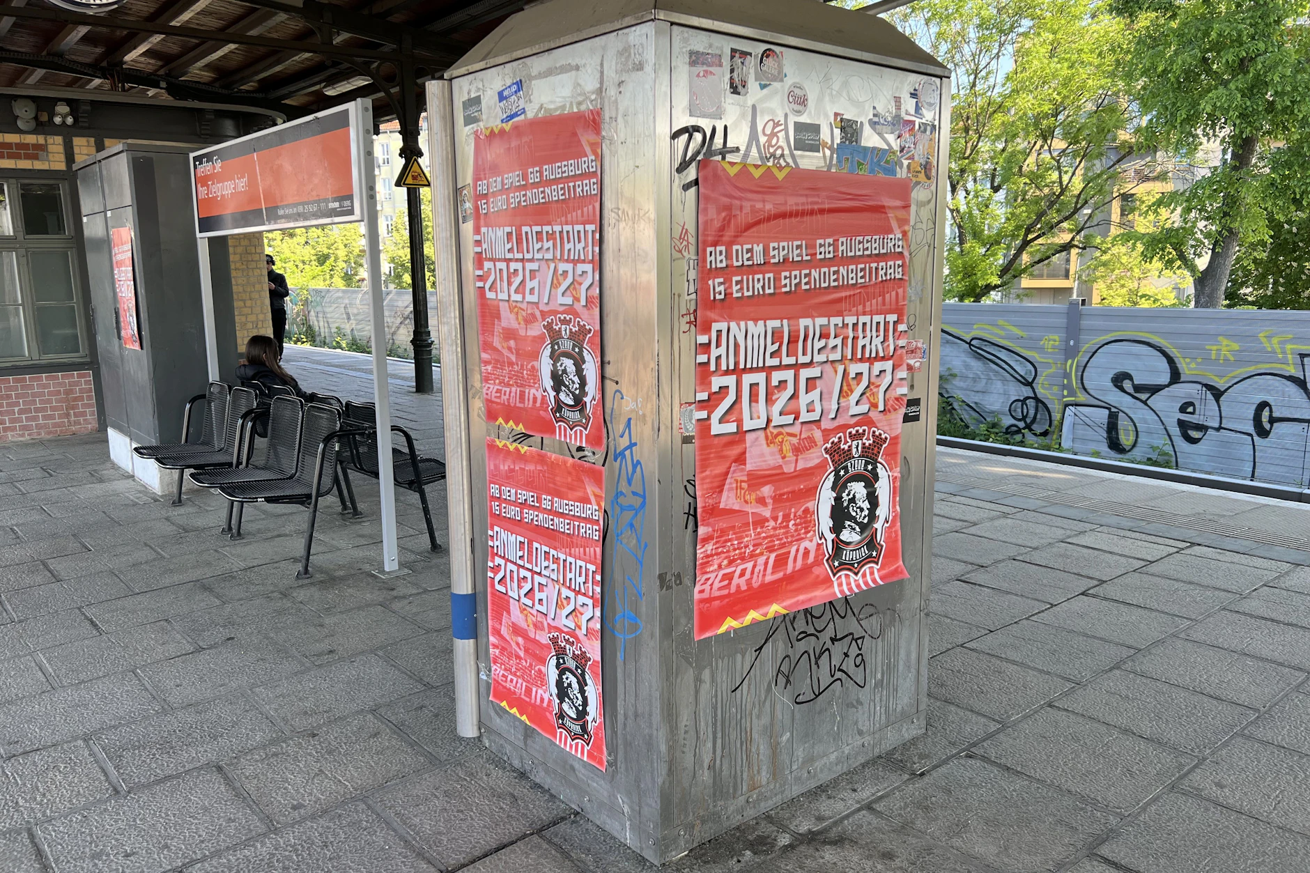 Die Plakate der Szene Köpenick auf dem S-Bahnhof Rummelsburg sind auch Mittwoch nicht zu übersehen.