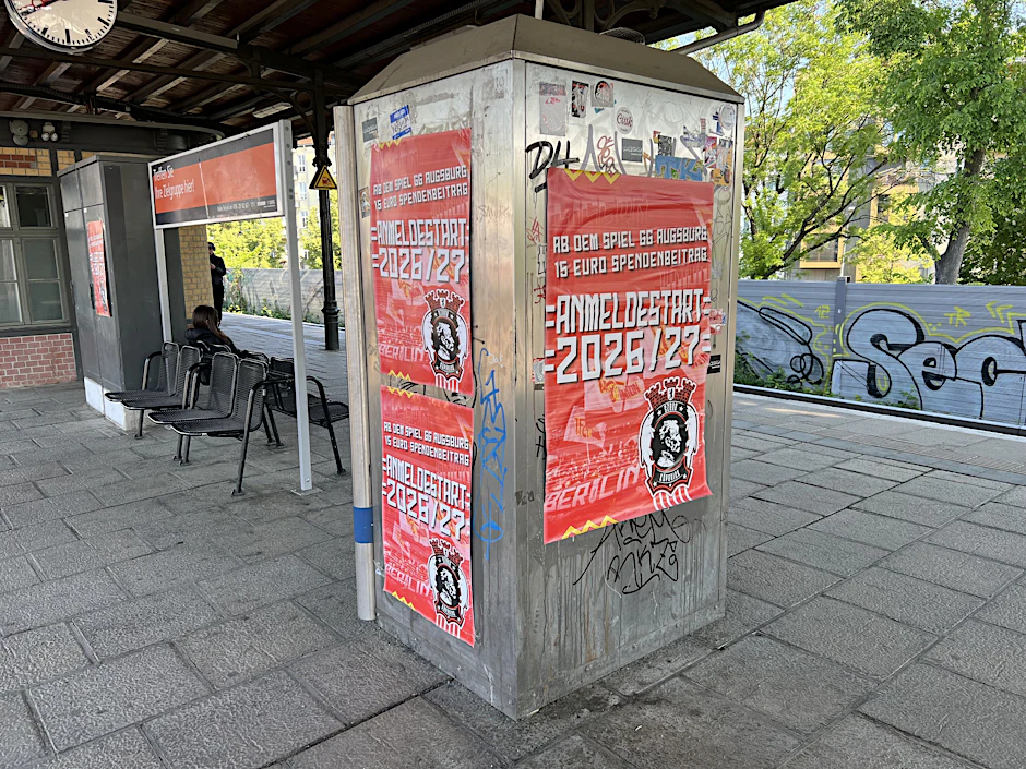 Die Plakate der Szene Köpenick auf dem S-Bahnhof Rummelsburg sind auch Mittwoch nicht zu übersehen.