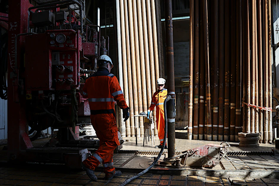 Bohrarbeiter bei der Montage eines Bohrstrangs im Bohrturm auf der Bohr- und Förderinsel Mittelplate: Unterschätzte Potenziale bei Bodenschätzen in Ost- und West?