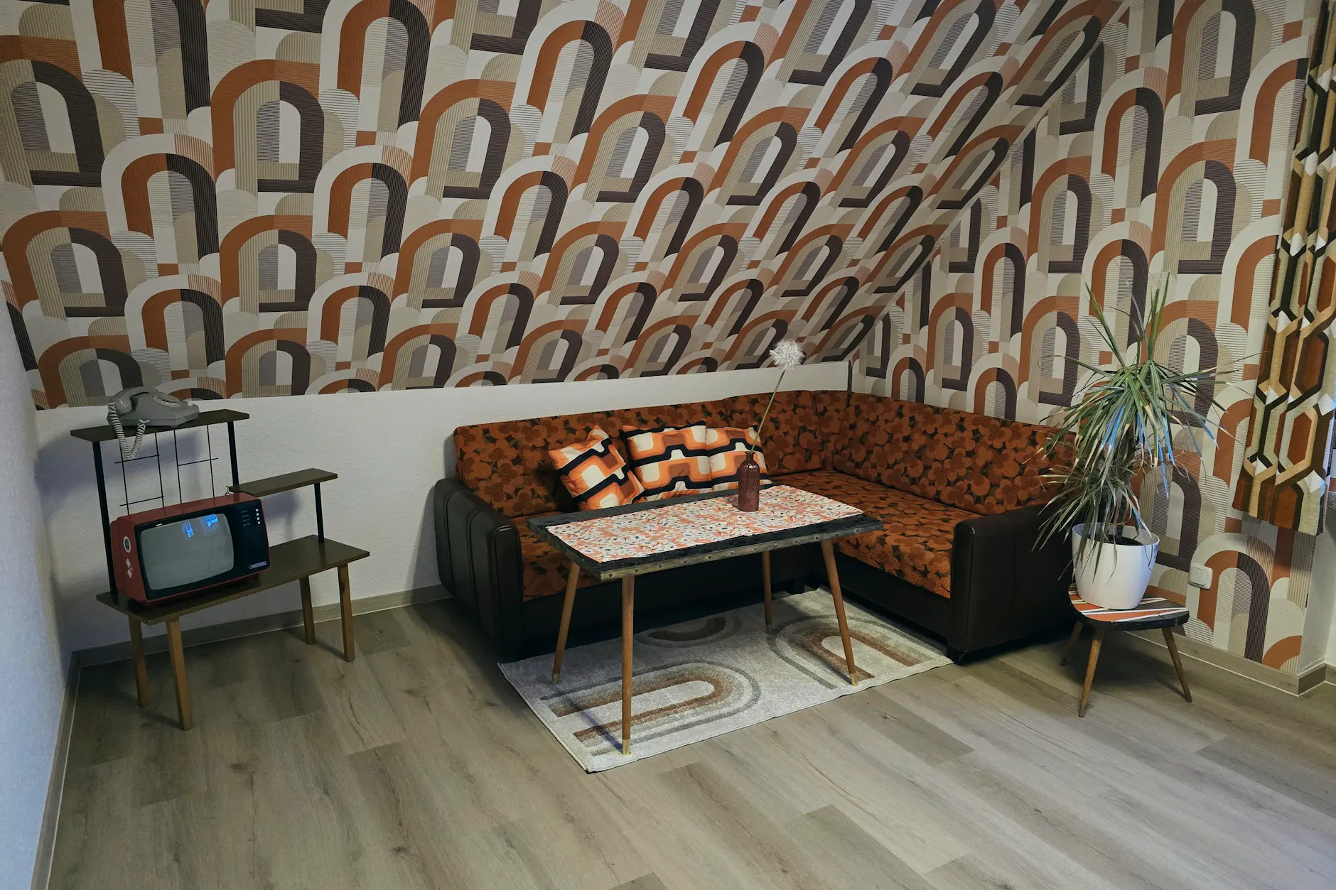 Retro bis unters Dach: in dem kleinen Häuschen erinnern viele Einrichtungsgegenstände und Designs an die DDR-Zeit.