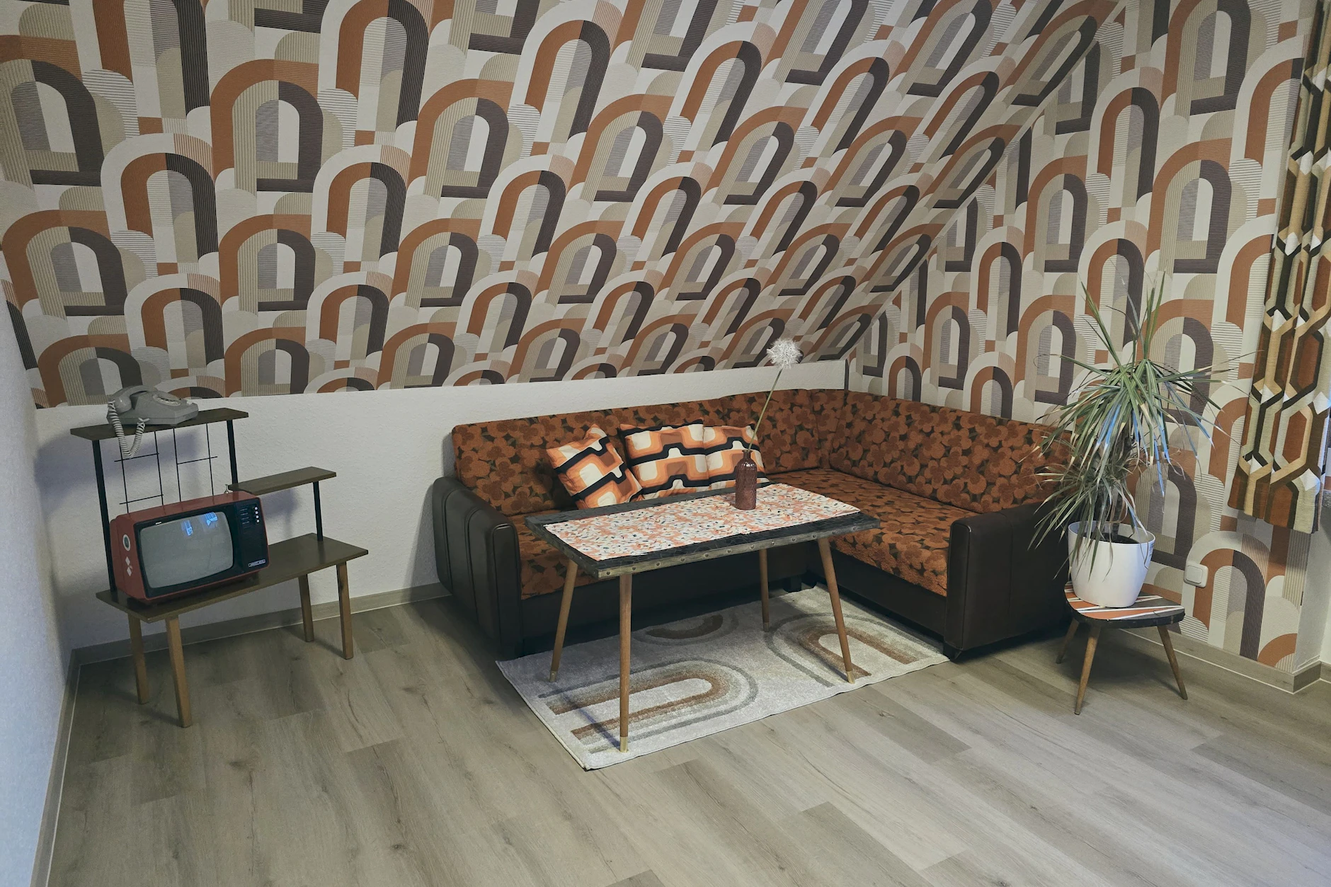 Retro bis unters Dach: in dem kleinen Häuschen erinnern viele Einrichtungsgegenstände und Designs an die DDR-Zeit.