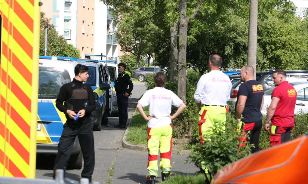 Einsatzkräfte stehen vor dem Wohnhaus in Hellersdorf. Dort starb ein Mann durch zahlreiche Messerstiche.