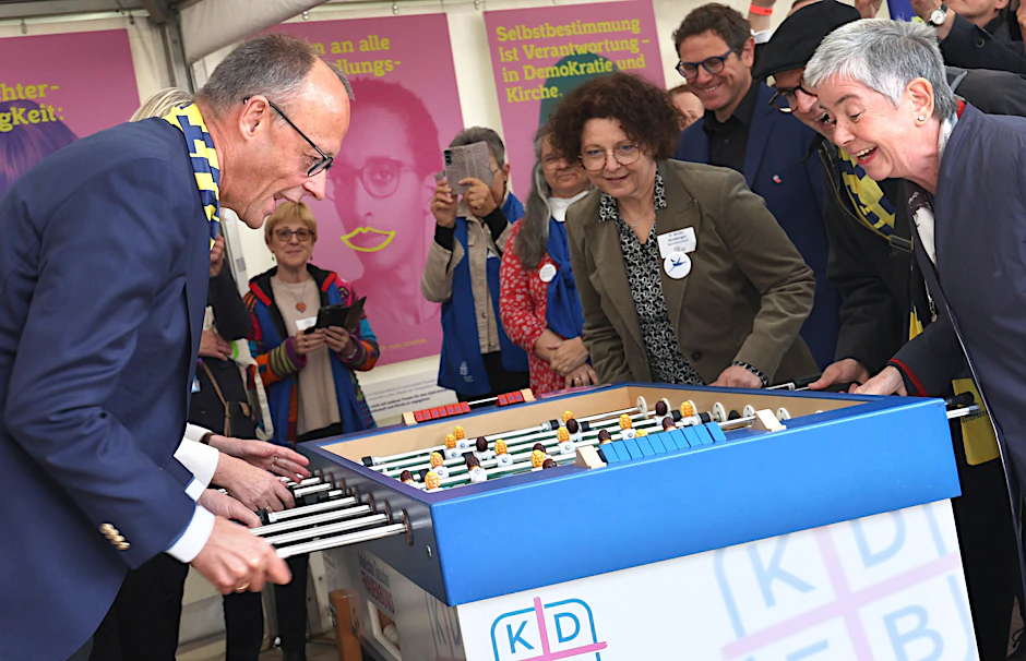Friedrich Merz spielt beim Katholikentag in Würzburg Kicker und schießt verbale Eigentore: „Nur wenige Länder bieten jungen Menschen so gute Zukunftschancen wie Deutschland.“