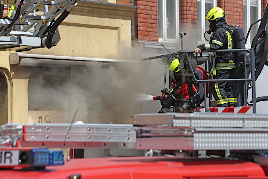 Einsatzkräfte der Feuerwehr bekämpfen einen Brand in einem Mehrfamilienhaus in Thale (Landkreis Harz). 