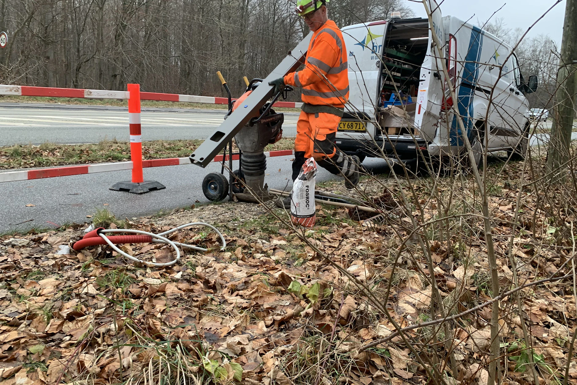 Arbeiter installieren die neuen roten LED-Leuchten an der Frederiksborgvej in Gladsaxe – <a href="https://www.berliner-kurier.de/berlin/posse-in-blankenfelde-gleis-unterfuehrung-endet-halben-meter-von-strasse-entfernt-li.10032442"></a><a href="https://www.berliner-kurier.de/berlin/berlin-strassensperrungen-mittwoch-li.10037266"></a><a href="https://www.berliner-kurier.de/panorama/lidl-stellt-alle-3271-deutschen-filialen-um-das-aendert-sich-jetzt-li.10035083">das Projekt ist Teil eines größeren Umbaus</a> von rund 5000 Straßenleuchten.