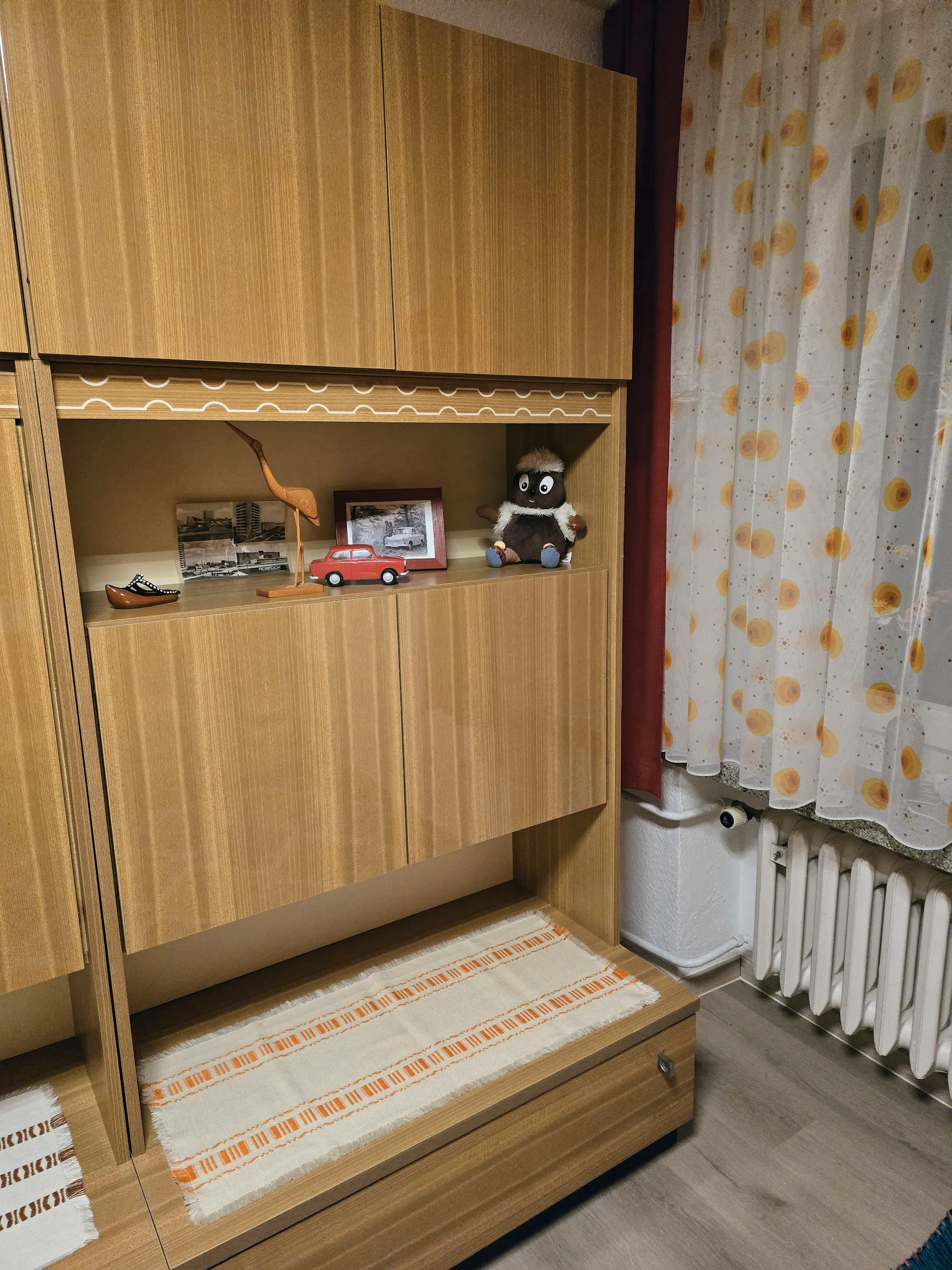Auch die Schrankwand dürften viele noch von früher kennen: Im Haus von Marco Eckert lebt es sich wie in der DDR.