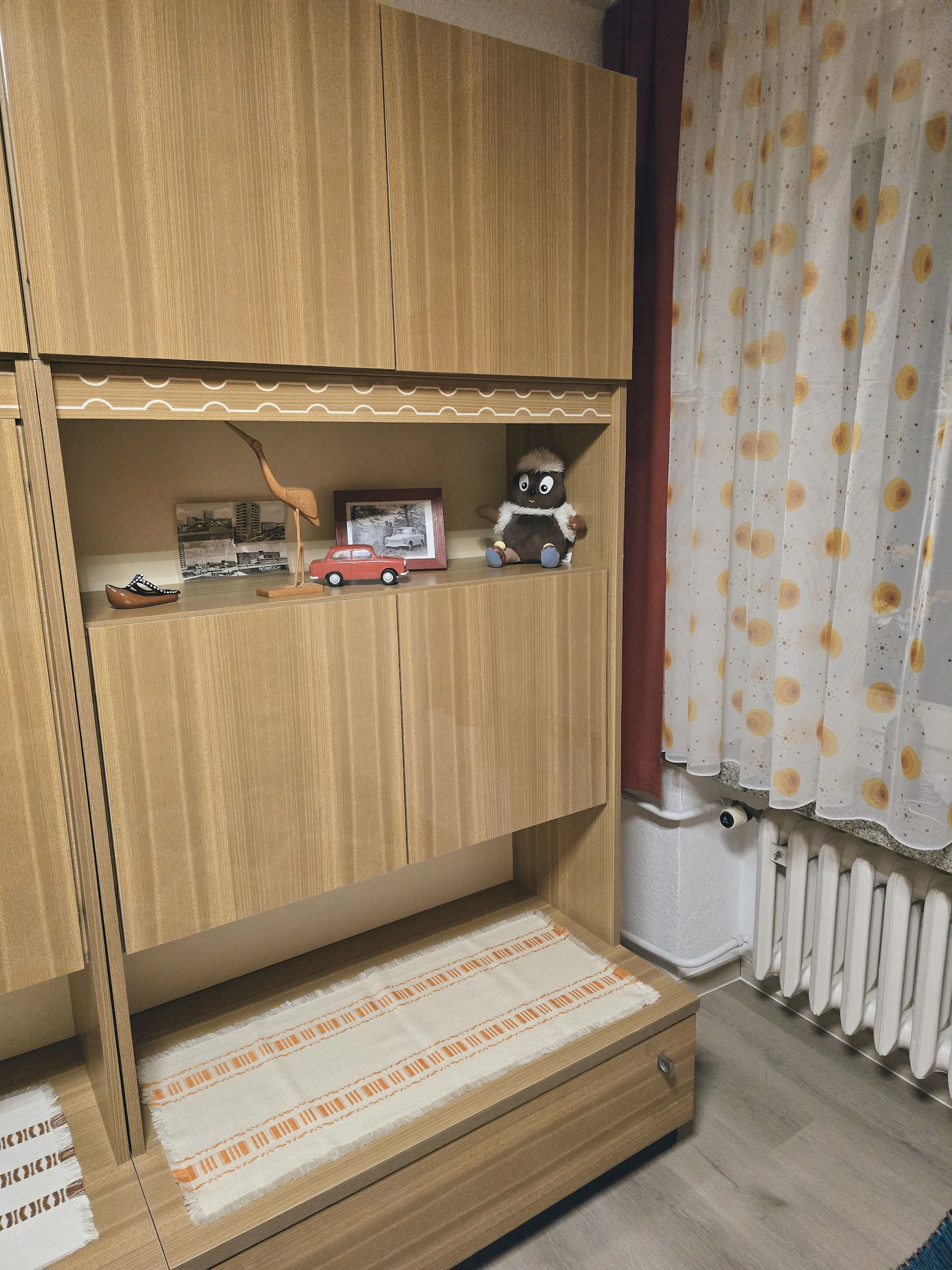 Auch die Schrankwand dürften viele noch von früher kennen: Im Haus von Marco Eckert lebt es sich wie in der DDR.