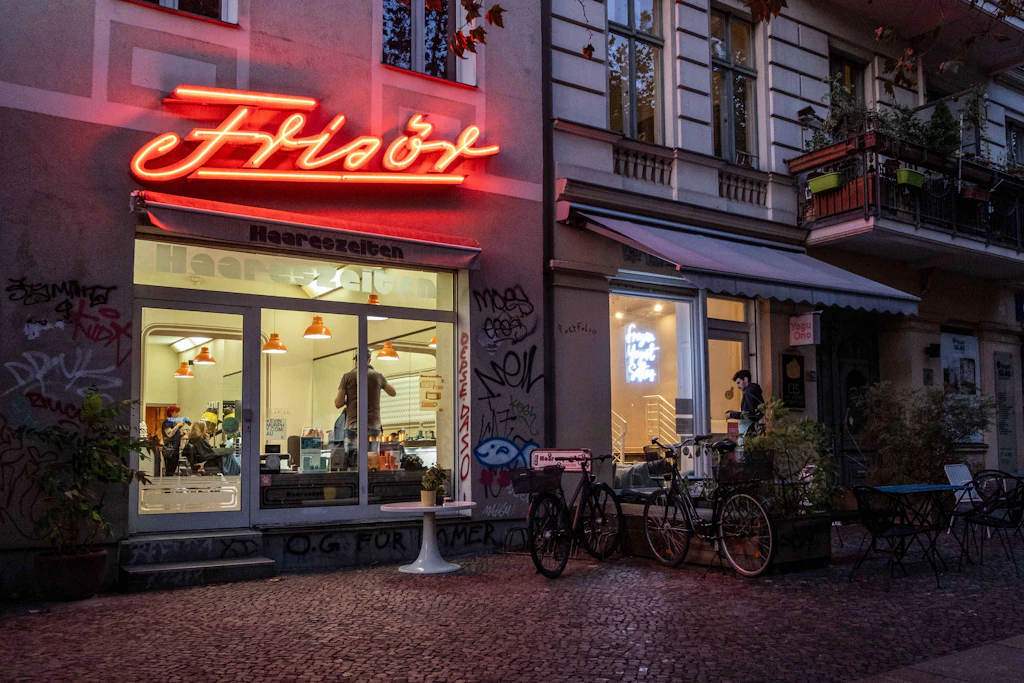 Haarige Wortwitze: Wir haben die witzigsten Friseurnamen Berlins entdeckt