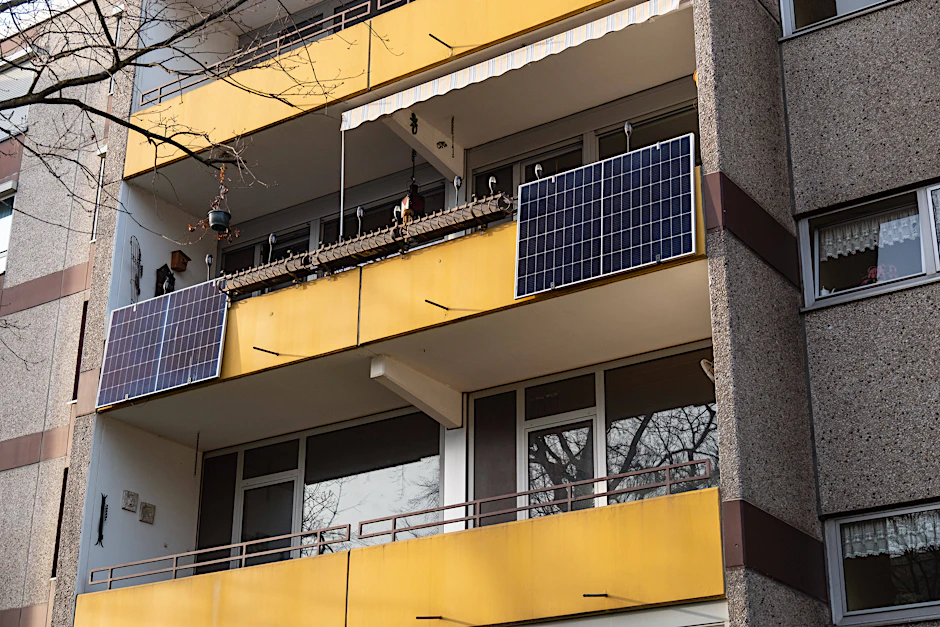 Balkonkraftwerk Solarpanel an einem Balkon.