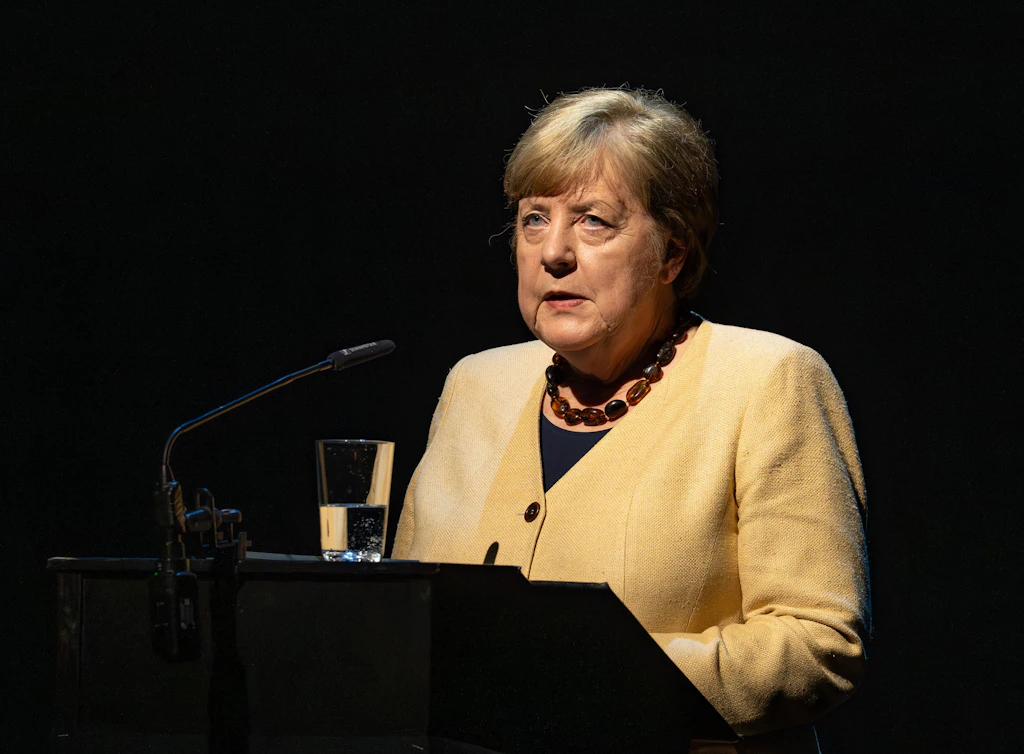 Angela Merkel zögert und tut es dann doch: Sie stellt ein Buch aus dem Iran vor