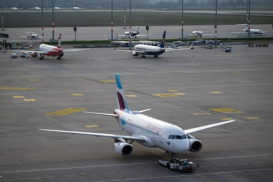Ein Airbus der Fluggesellschaft Eurowings auf dem Flughafen Berlin Brandenburg (BER) 