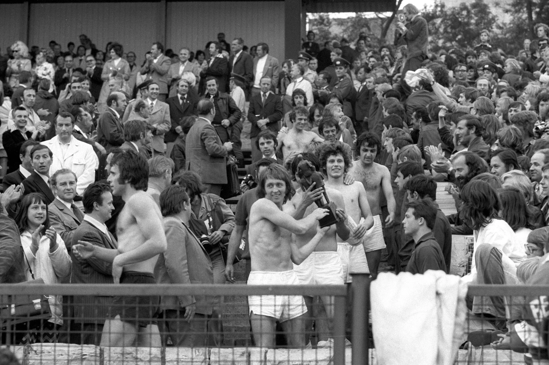 Sachsenring Zwickau sorgt in der Saison 1974/1975 für die große Überraschung und sichert sich den FDGB-Pokal. Im Elfmeterschießen muss sich Dynamo Dresden geschlagen geben.