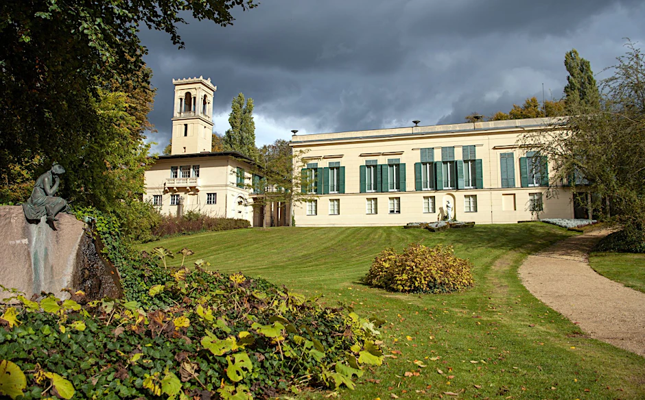Blick auf das Schloss Glienicke und den Schlosspark.