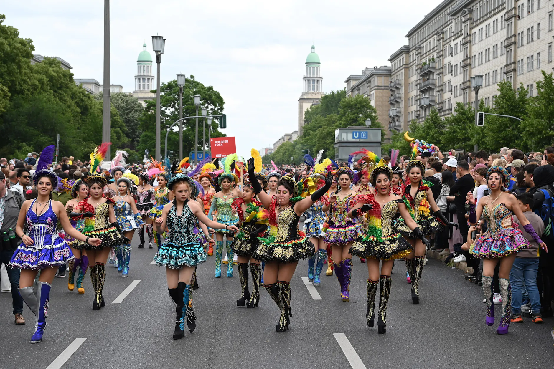 Dadurch, dass der Karneval einfach mitten durch die Stadt führt, ist die Toiletten-Situation schwierig.