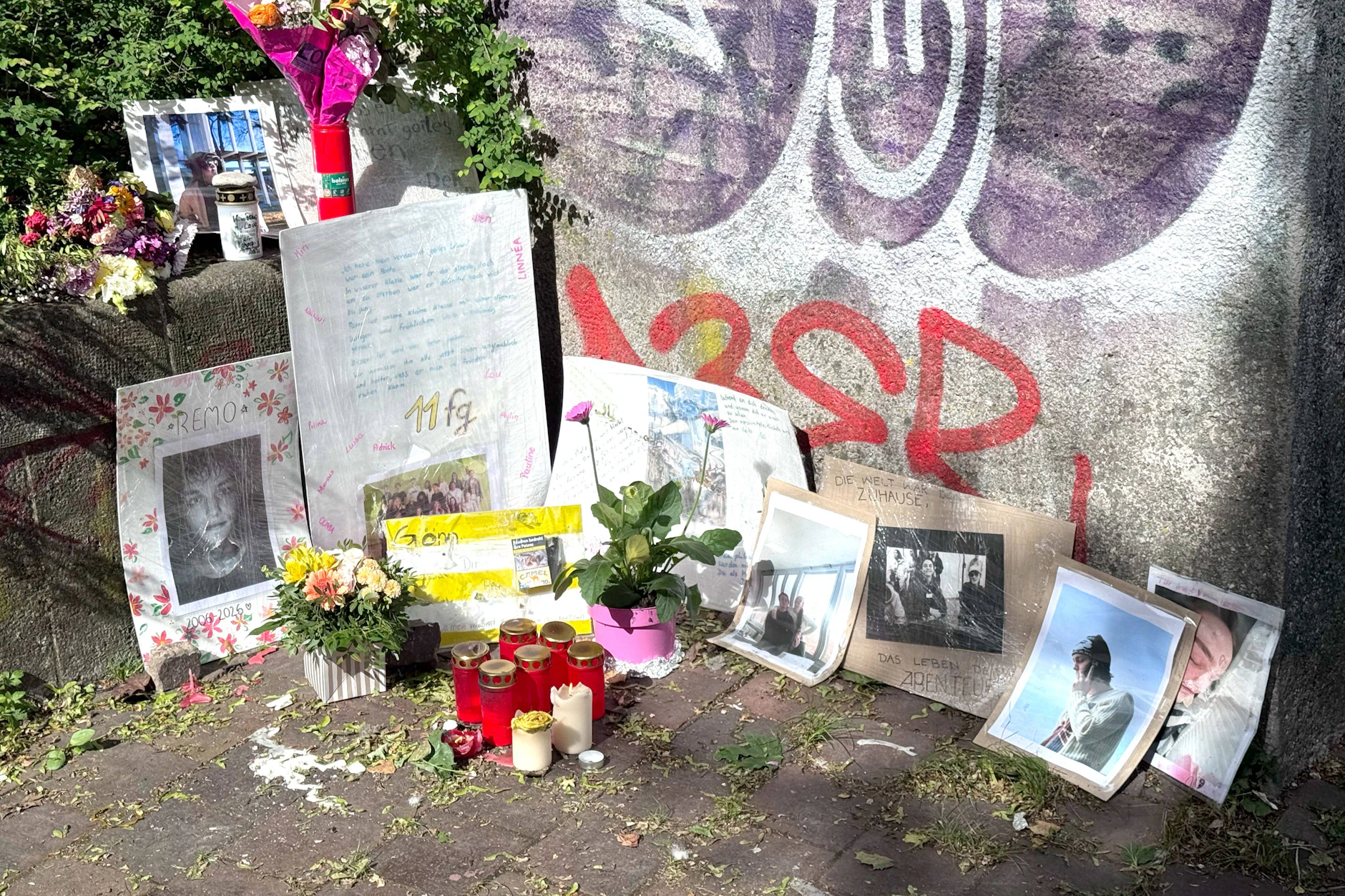 An der Unglücksstelle an der Ludwigsbrücke in München wurde eine Gedenkstätte für Remo errichtet.