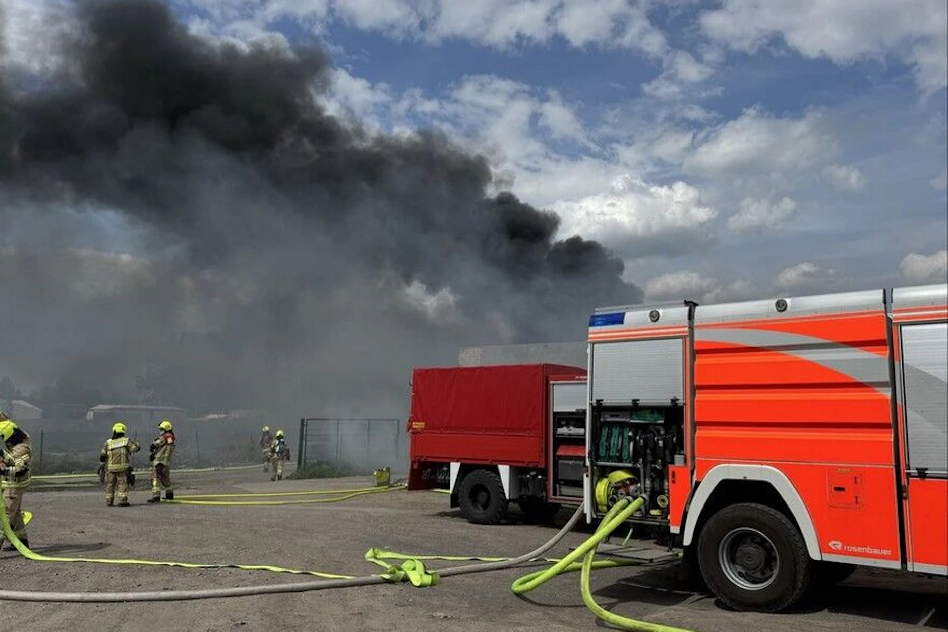 Feuer-Drama in Pankow – Unbekannte zündelten im Gewerbegebiet