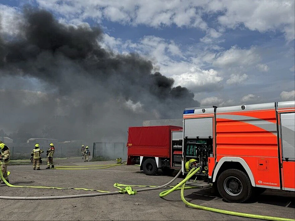 Bei einem Brand in Pankow wurde ein Feuerwehrmann verletzt.