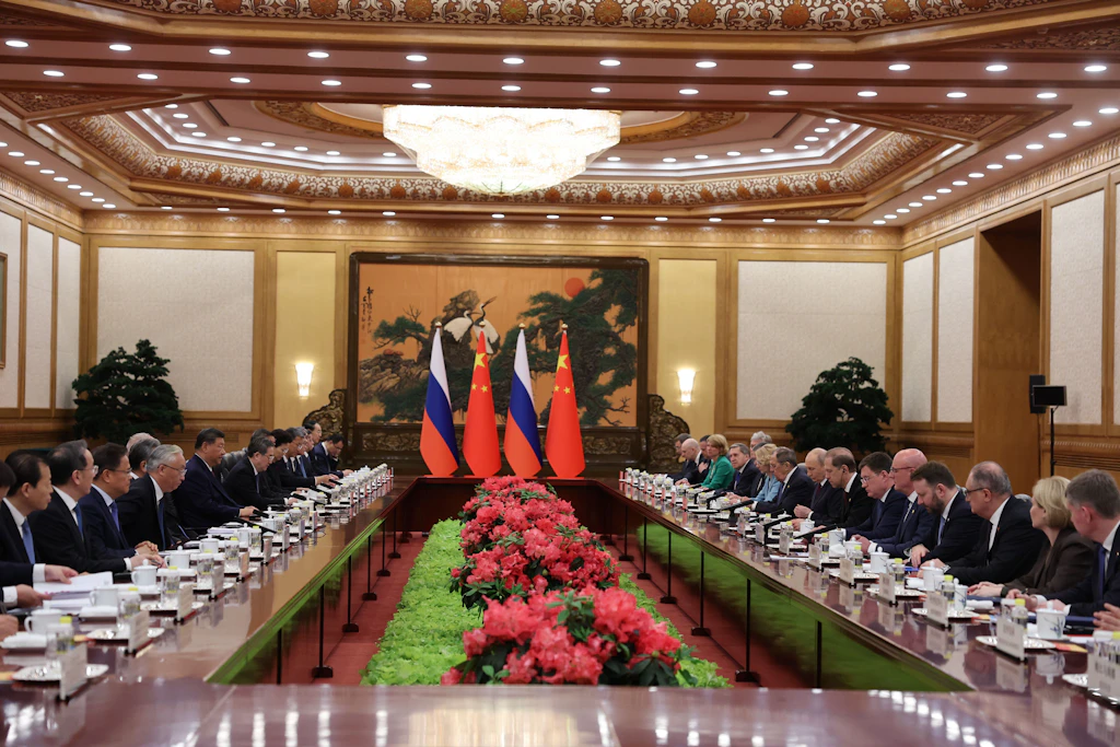 China, Peking: Der russische Präsident Wladimir Putin, Mitte rechts, und der chinesische Präsident Xi Jinping, Mitte links, nehmen an einem bilateralen Treffen in der Großen Halle des Volkes teil.