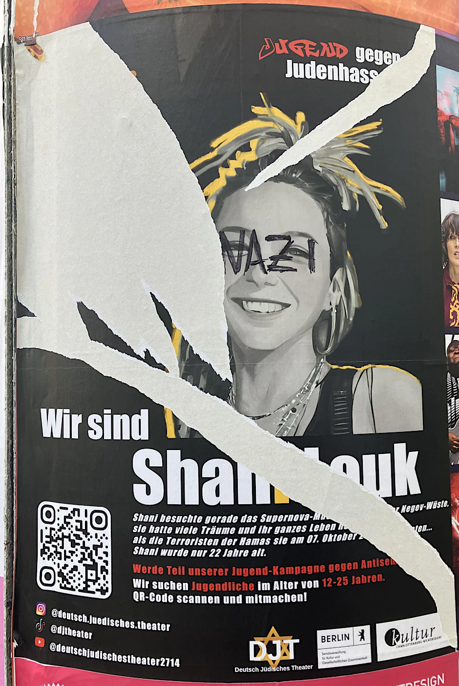Ein zerstörtes Plakat, das für Solidarität mit den Opfern des Hamas-Massakers wirbt.