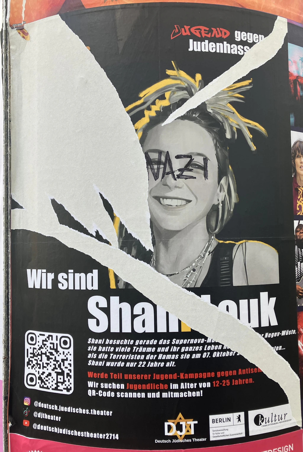 Ein zerstörtes Plakat, das für Solidarität mit den Opfern des Hamas-Massakers wirbt.