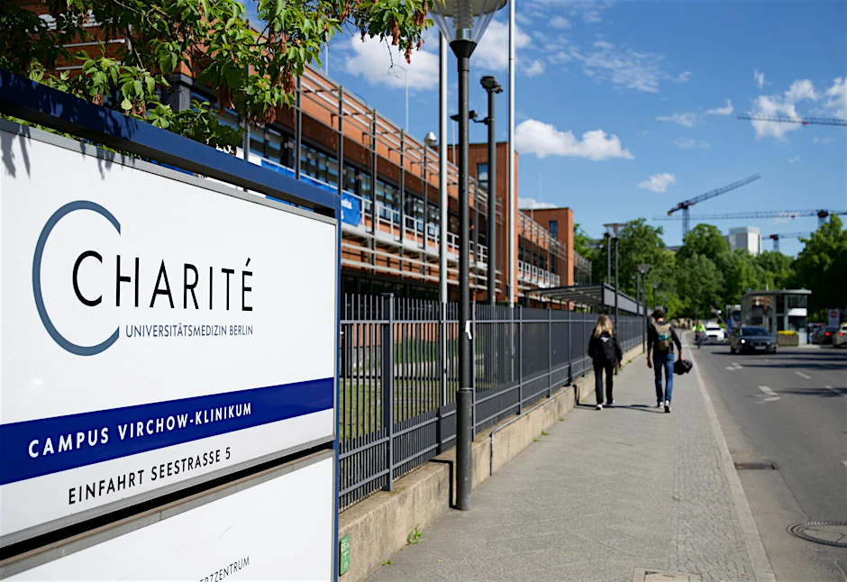 Der Eingang Seestraße zum Charité-Gelände im Wedding. In dem Berliner Uniklinik wird ein Ebola-Patient behandelt.