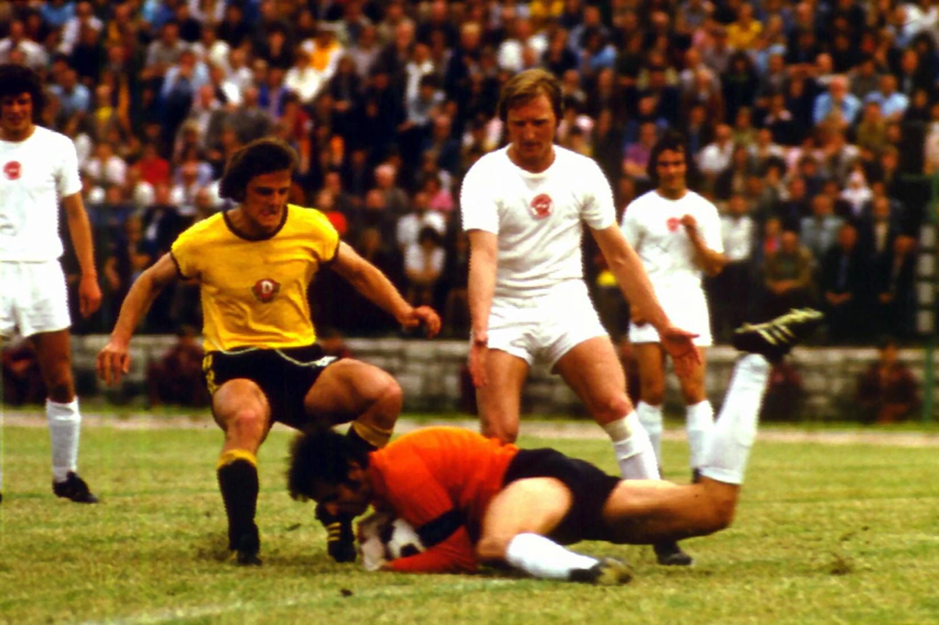 Torwart Jürgen Croy von Sachsenring Zwickau wird im Pokalfinale 1975 zum Helden gegen Dynamo Dresden.
