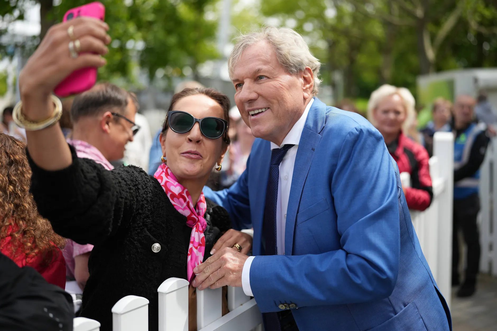 Bernhard Brink (74) hat viele weibliche Fans. Und Sie lassen sich gerne mit dem Schlagerstar ablichten, wie hier beim „ZDF-Fernsehgarten“. Aber sein Herz und sein Liebesglück gehören seiner Frau Ute.