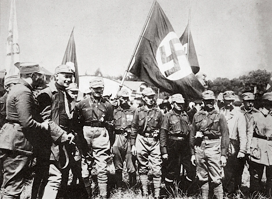 Adolf Hitler und SA-Mitglieder in Weimar.
