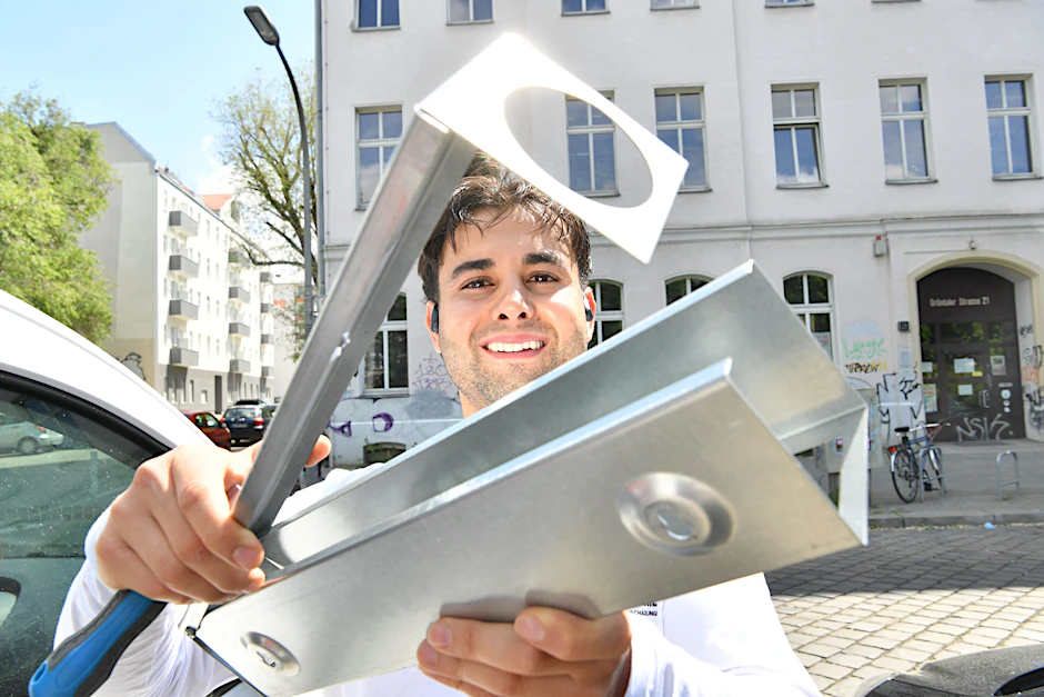 Kammerjäger Habib Fekih bereitet eine Rattenfalle für den Einsatz vor.